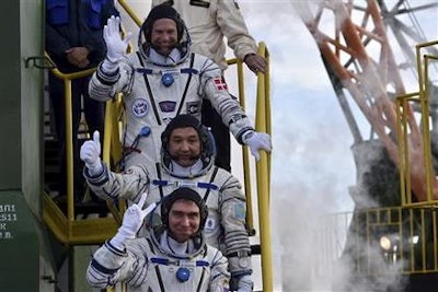 Mnet 48280 Soyuz Space Crew