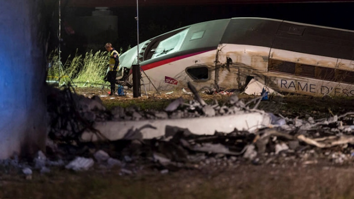 Mnet 50943 France Train Derail 2 Ap