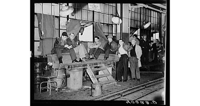 Strikers blocking the window entrance to the plant. (Photo by Sheldon Dick, courtesy of Wikimedia Commons)