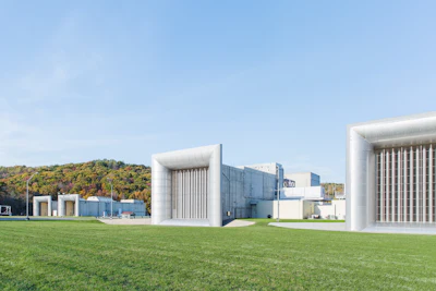 The test cells and their massive air inlets from the outside. (Image credit: GE Reports)