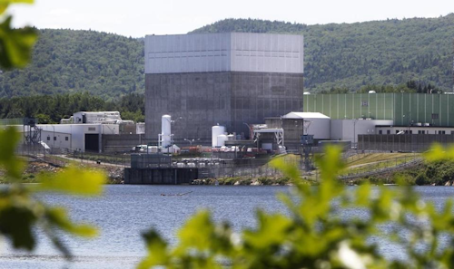 The Vermont Yankee Nuclear Power Station sits along the banks of the Connecticut River in Vernon, Vt. (AP Photo)