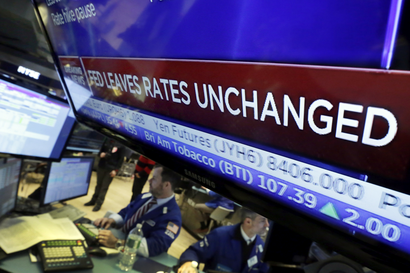 A television screen on the floor of the New York Stock Exchange shows the rate decision of the Federal Reserve, Wednesday, Jan. 27, 2016. (AP Photo/Richard Drew)