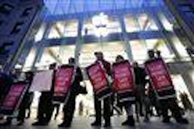 Mnet 63621 Apple Encryption Protests Ap Tn