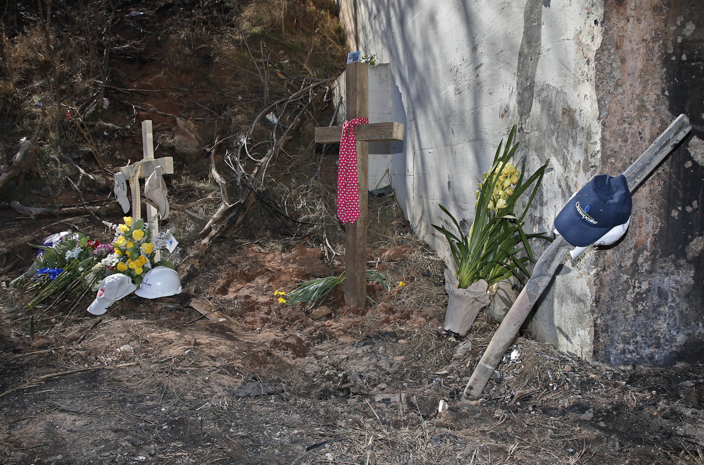 A makeshift memorial at the site where Aubry McClendon died in a car crash on Wednesday, is pictured in Oklahoma City, Thursday, March 3, 2016. (AP Photo/Sue Ogrocki)