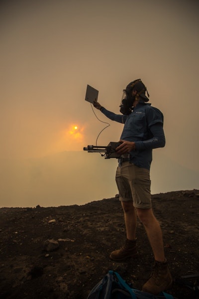 Hugo Nordell, the team’s lead engineer, is testing a solar panel for one of the sensors at the lip of the crater. (Image credit: @tmophotos, Qwake via GE Reports)