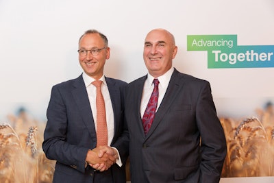 Werner Baumann (left), CEO of Bayer AG, and Hugh Grant, Chairman and Chief Executive Officer of Monsanto. (Photo: Bayer)