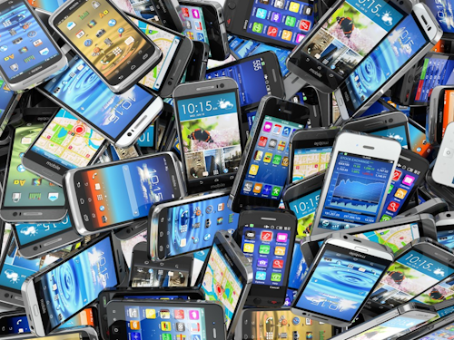 A non-toxic compound could recover gold from piles of old cell phones. (Image credit: Getty Images via GE Reports)