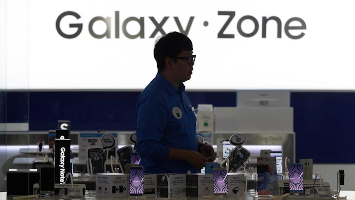 Samsung Electronics has temporarily halted production of its Galaxy Note 7 smartphones, South Korea's Yonhap news agency reported Monday, following reports that replacements for the fire-prone phones were also overheating. (AP Photo/Ahn Young-joon)