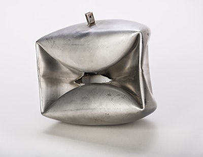 Effect of a pressure surge on a float gauge. Photo by CEphoto, Uwe Aranas