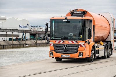 Mnet 102981 Daimler Natural Gas Truck 1