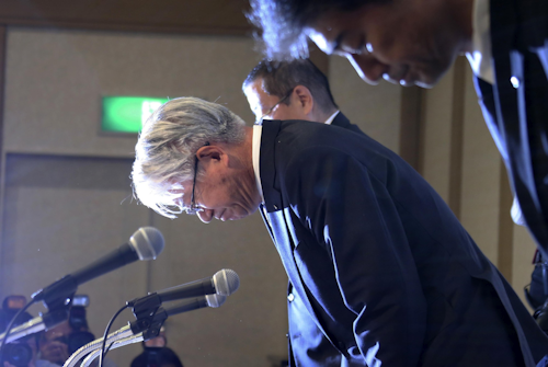 Kobe Steel President and CEO Hiroya Kawasaki bows during a news conference in Tokyo (AP Photo)