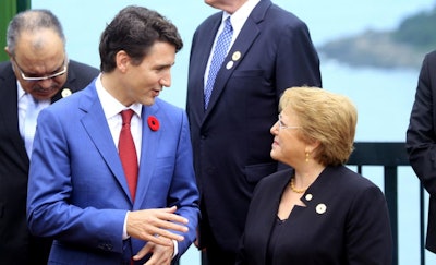 Canadian Prime Minister Justin Trudeau talks with Chilean President Michelle Bachelet (AP photo)
