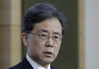 South Korean Trade Minister Kim Hyun-chong speaks to the media during a briefing at Foreign Ministry in Seoul, South Korea, Monday, March 26, 2018. Image credit: AP Photo/Lee Jin-man