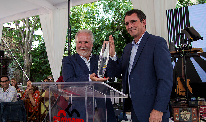 Raymond CEO (right), Michael Field, presented the Director General of Corporación Raymond de México, Carlos Merlo, with an honorary crystal memento to celebrate its 25th anniversary serving the needs of the material handling industry in Mexico, and Central and South America. (Raymond Photo)