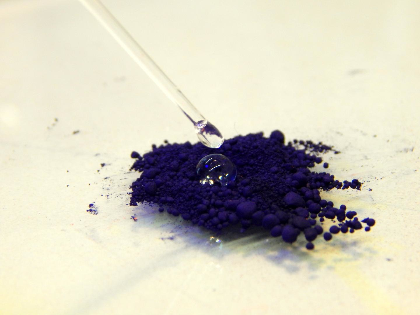 At room temperature the dye indigo is completely water-repellent. A droplet of water easily pearls off. (TU Wien)