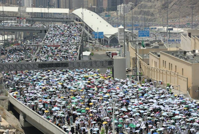 Muslim pilgrims walk towards the site of the 'stoning of the devil' ritual in Mina on August 23, 2018. (AFP/Ahmad Al-Rubaye)
