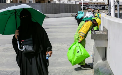 A sanitation worker drinks from a fountain during the annual hajj pilgrimage in Mecca on August 22, 2018. (AFP/Ahmad Al-Rubaye)