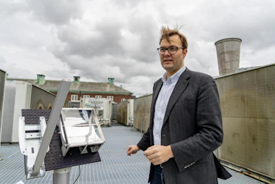 Professor Kasper Moth-Poulsen at the solar thermal collector, situated on the roof of the MC2 building at Chalmers University of Technology. (Johan Bodell/Chalmers University of Technology)