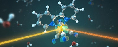 The illustration shows a molecule with an iron atom at its center, bound to 4 CN groups and a bipyridine molecule. The highest occupied iron orbital is shown as a green-red cloud. As soon as a cyan group is present, the outer iron orbitals are observed to delocalize so that electrons are also densely present around the nitrogen atoms. (Splettstoesser/HZB)