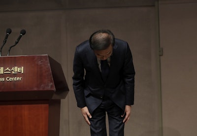 Kinam Kim, President & CEO, Device Solutions, Samsung Electronics apologizes in Seoul, South Korea, Friday, Nov. 23, 2018. Image credit: AP Photo/Lee Jin-man