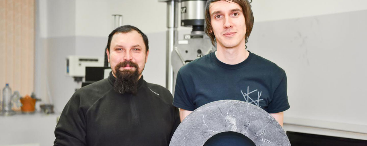 Research team with fragments of carbon-carbon materials. (Sergey Gnuskov/NUST MISIS)