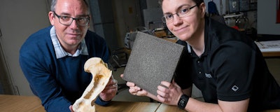 Taking inspiration from bones: Materials scientists Stefan Diebels (l.) and Anne Jung can customize their lightweight and strong metal foams for a wide range of applications. (Oliver Dietze)