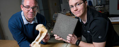 Taking inspiration from bones: Materials scientists Stefan Diebels (l.) and Anne Jung can customize their lightweight and strong metal foams for a wide range of applications. (Oliver Dietze)