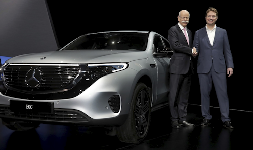 Daimler CEO Dieter Zetsche, left, and incoming Daimler CEO Ola Kaellenius, right, pose prior to the annual shareholder meeting of the car manufacturer Daimler in Berlin, Germany, Wednesday, May 22, 2019. Image credit: AP Photo/Michael Sohn