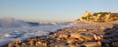 The researchers are analysing samples of sea water, marine sediment and sand from Tarragona beaches. (URV)