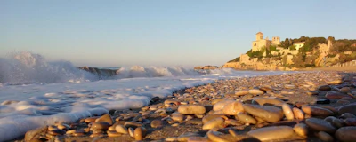 The researchers are analysing samples of sea water, marine sediment and sand from Tarragona beaches. (URV)