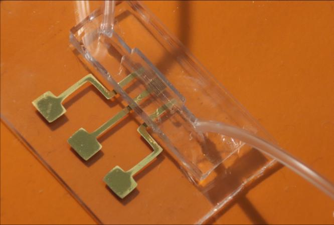 An image of the COVID-19 test chip made by aerosol jet nanoparticle 3D printing.