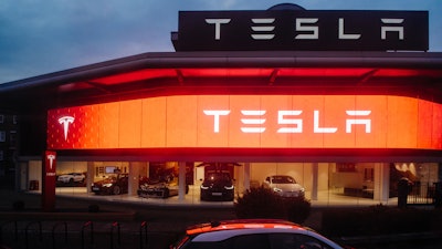 Street View Of Tesla Motors Showroom With Cars Inside And Illuminated Logo Brandin At Dusk London Uk 803666444 2125x1417 (1)