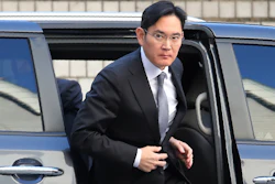 Samsung Electronics Vice Chairman Lee Jae-yong gets out of a car at the Seoul High Court in Seoul, Nov. 22, 2019.