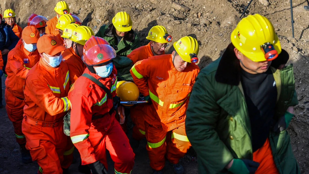 20 Chinese miners rescued from flooded shaft, 2 found dead - Vimarsana News