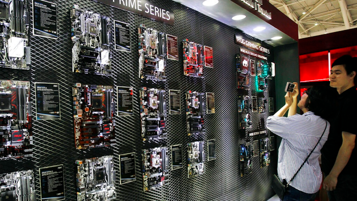 Visitors review new computer products during the Computex Taipei exhibition at the world trade center in Taipei, Taiwan, Tuesday, May 30, 2017. GlobalWafers Co., which supplies silicon wafers to semiconductor manufacturers, said on Sunday, Feb. 6, 2022, it will invest $3.6 billion in facilities in Asia, the United States and Europe after its attempt to acquire Germany’s Siltronic AG failed.