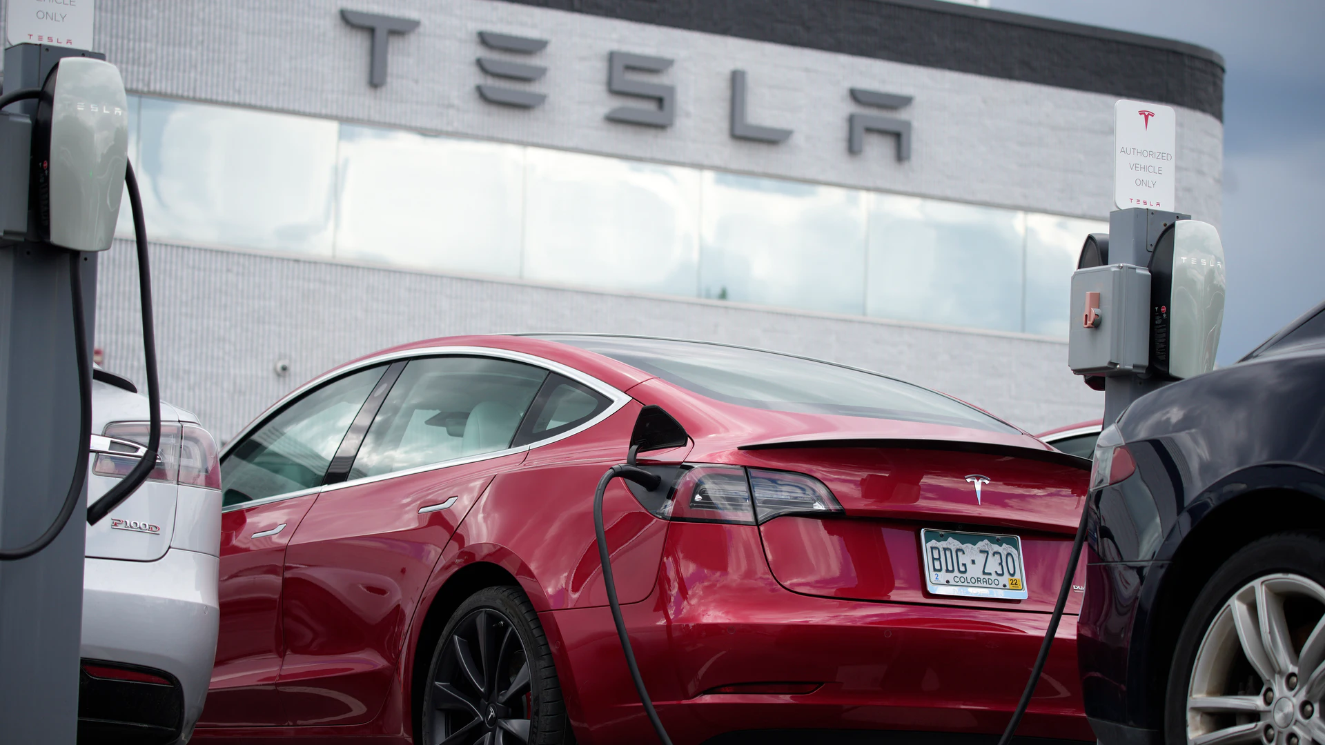 China Regulator Says 14,684 Teslas Recalled for Crash Risk - Vimarsana News