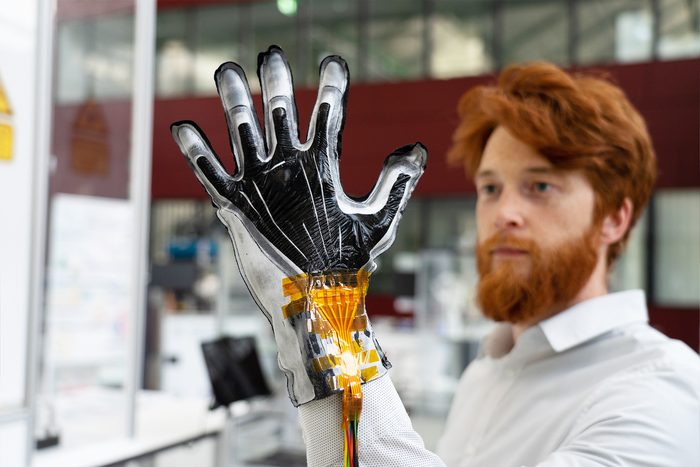 Doctoral student Sebastian Gratz-Kelly from Professor Stefan Seelecke’s research group demonstrates the prototype glove that will be showcased at Hannover Messe.