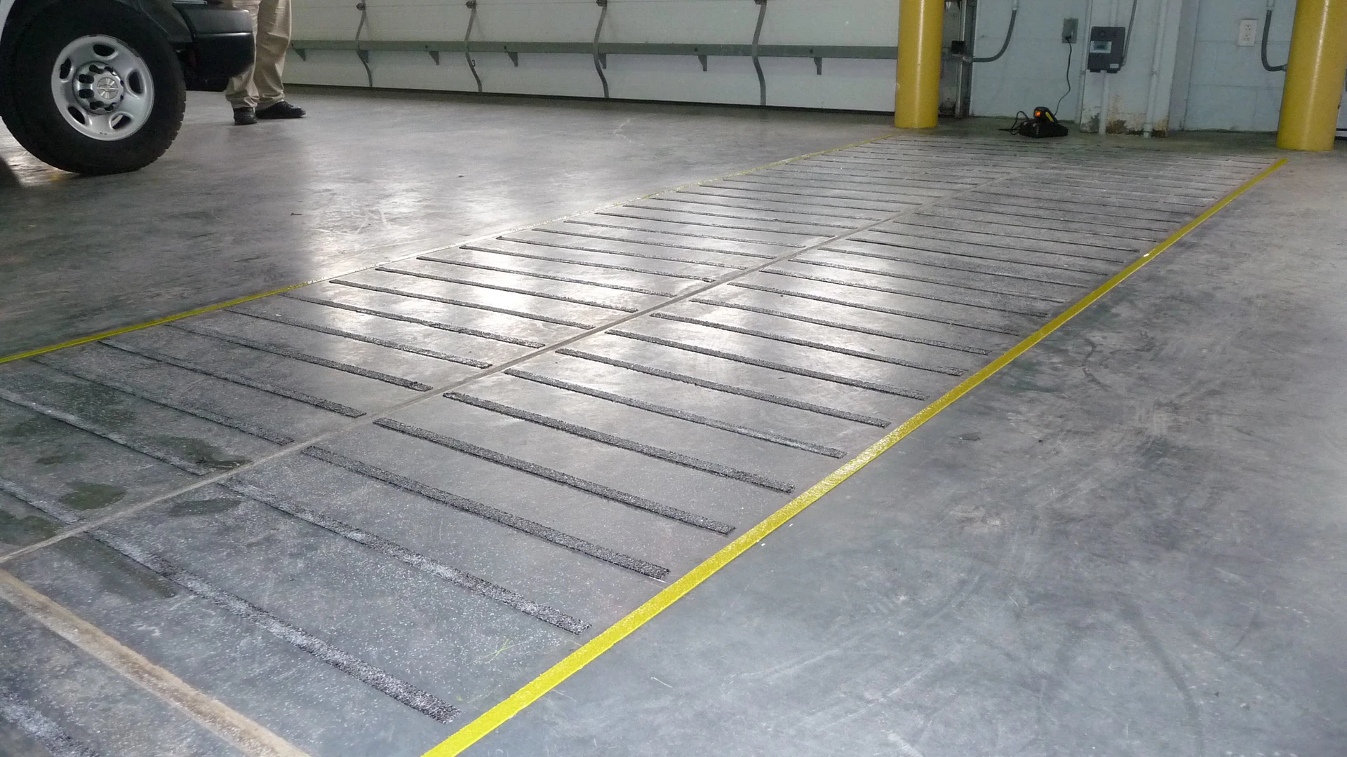 Industrial Safety: Preventing Slips and Falls Virtually Everywhere - Vimarsana News