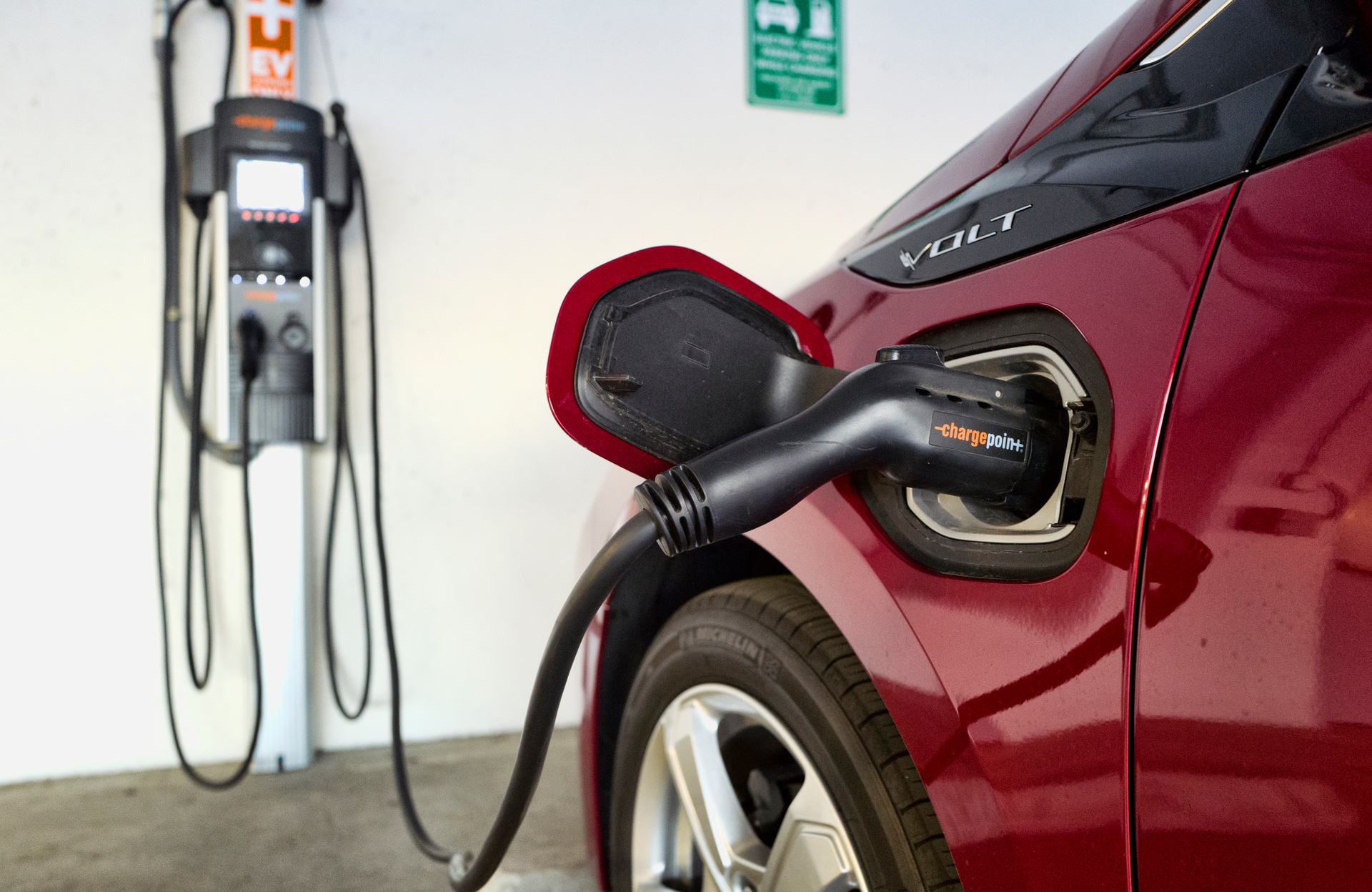 17 States Weigh Adopting California's Electric Car Mandate - Vimarsana News