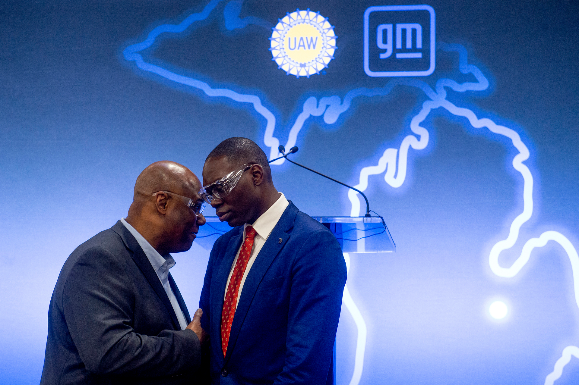 UAW President Ray Curry, left, speaks privately with Lt. Gov. Garlin Gilchrist after a news conference on Friday, Jan. 20, 2023.