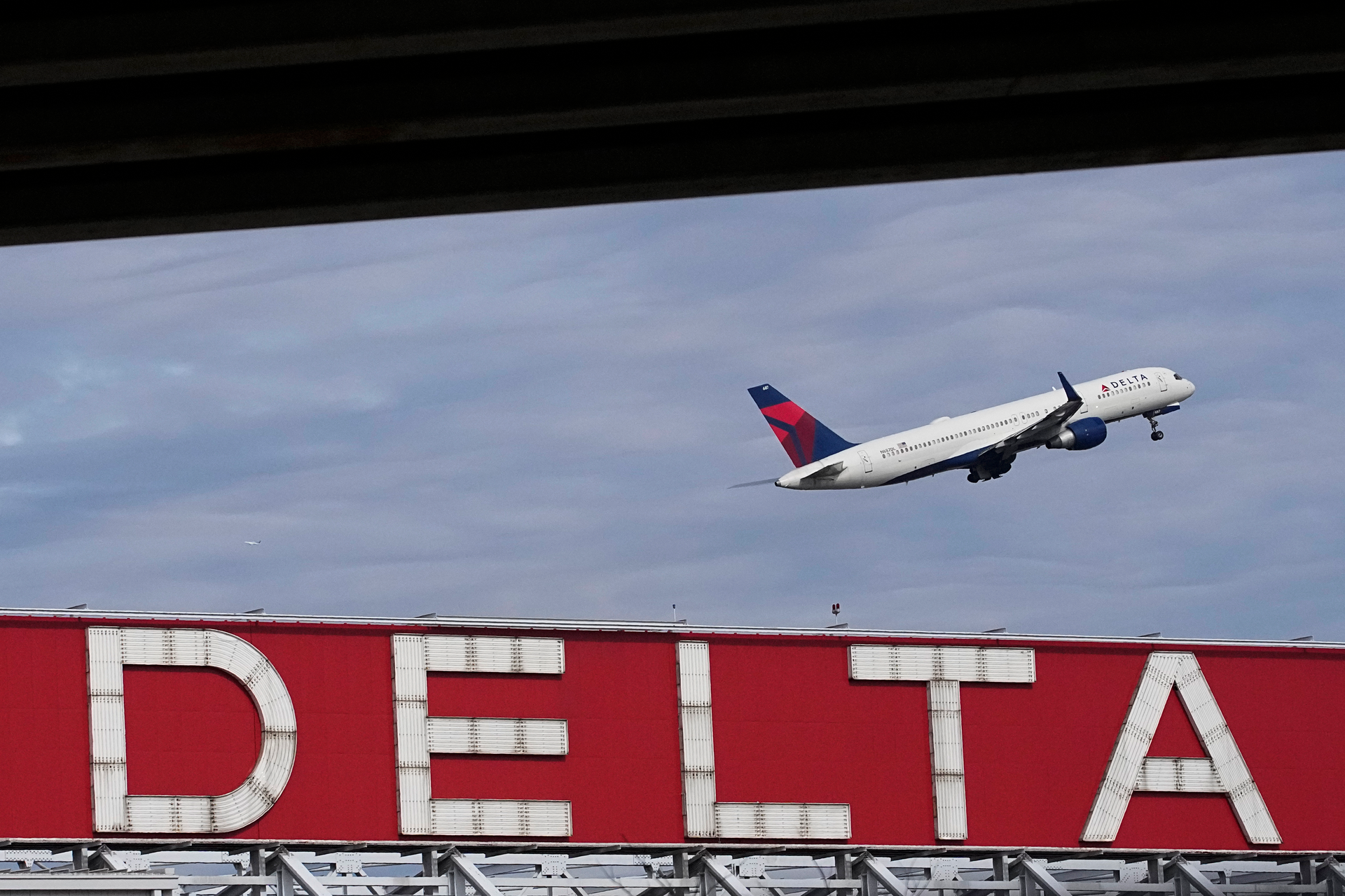 Delta Air Lines Hit with Lawsuit Over Claims of Carbon Neutrality - Vimarsana News