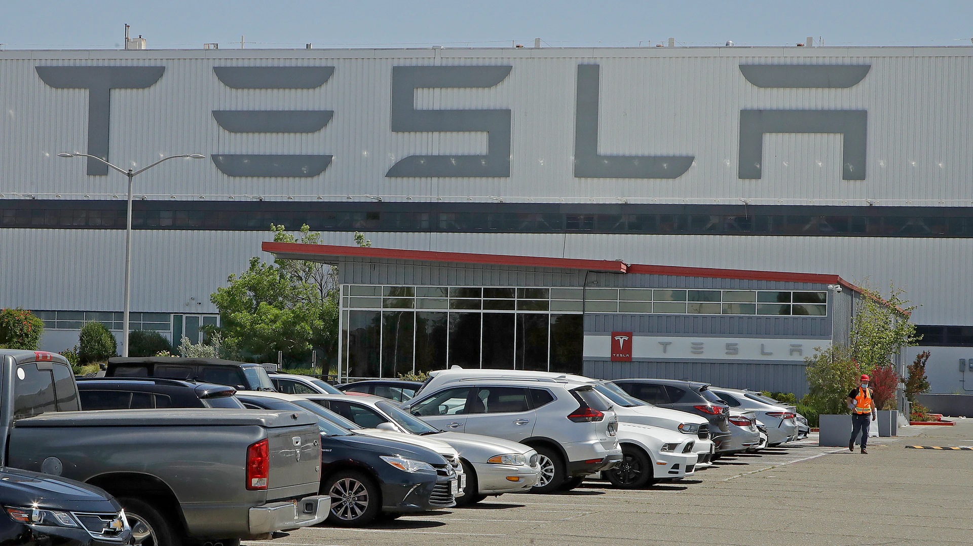 Black Workers at California Tesla Factory Allege Rampant Racism - Vimarsana News