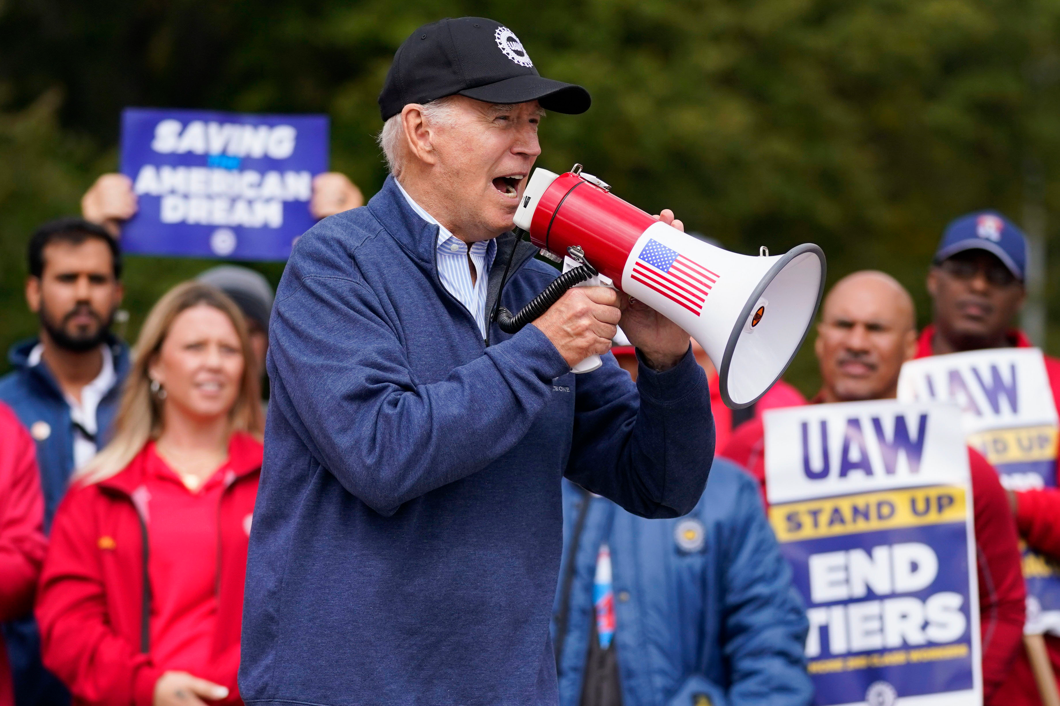 Biden Urges Striking Auto Workers to 'Stick with It' - Vimarsana News
