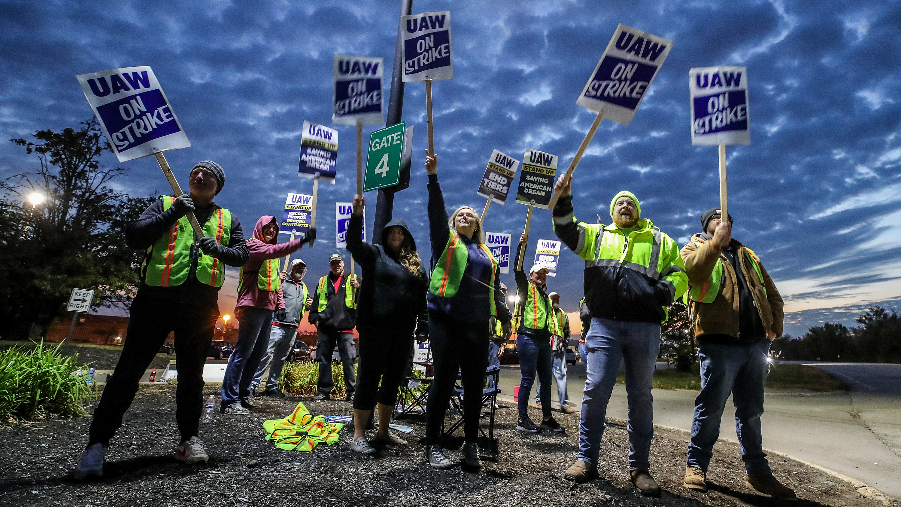 Auto Workers Walk Out at Ford's Largest Factory - Vimarsana News