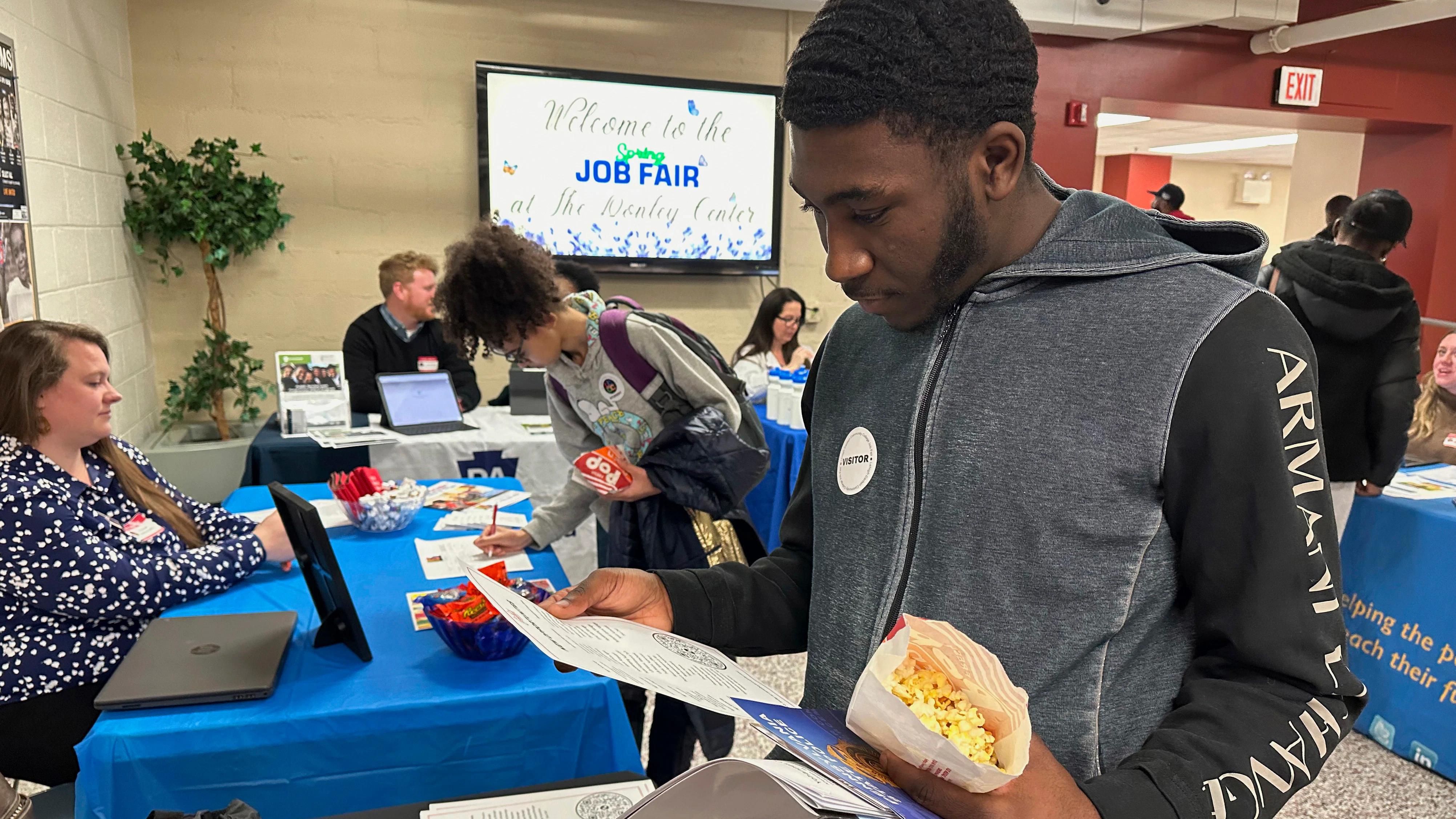 U.S. Employers Add Surprisingly Strong 275K Jobs - Vimarsana News