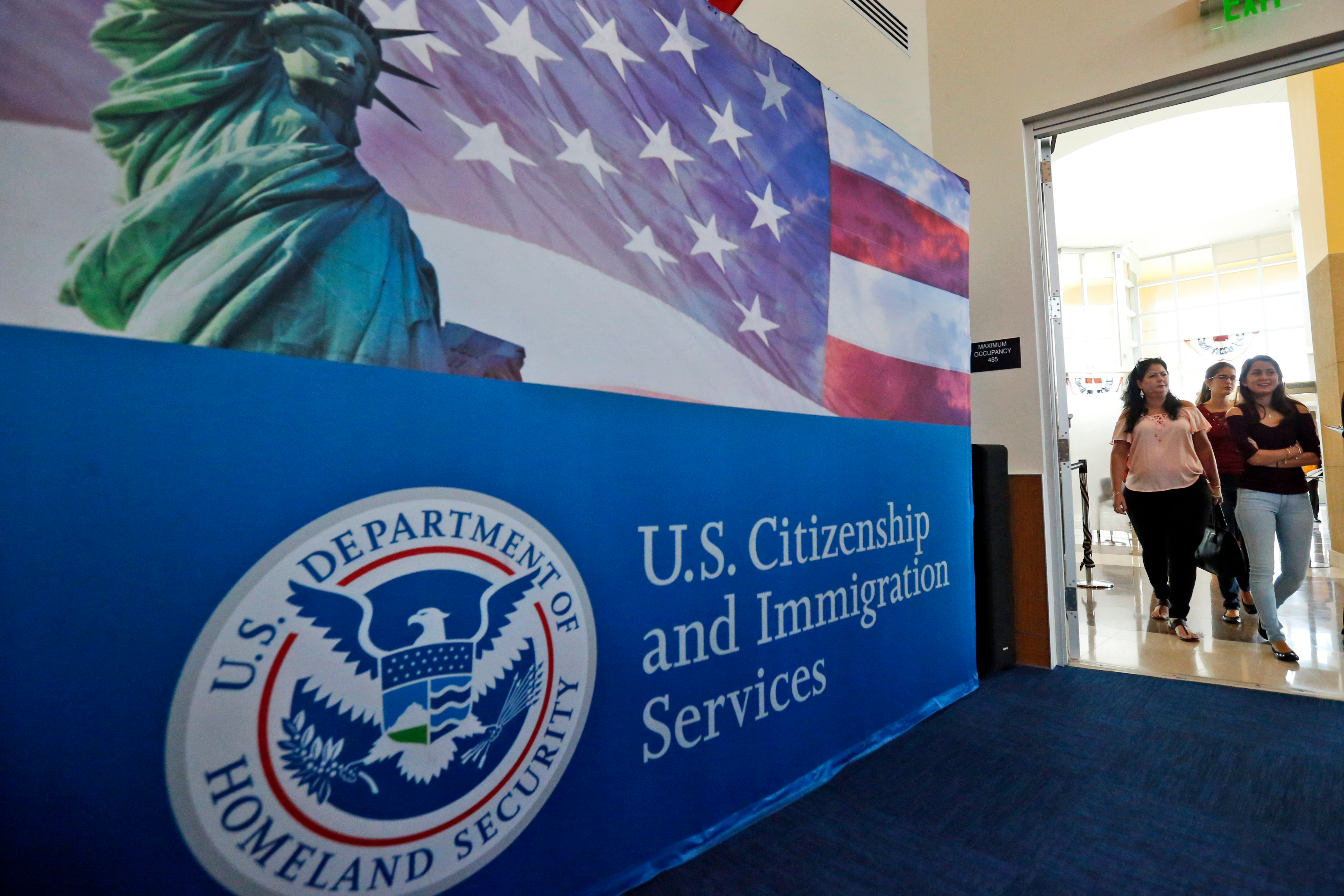 Lottery Bids for H-1B Visas Plunge - Vimarsana News