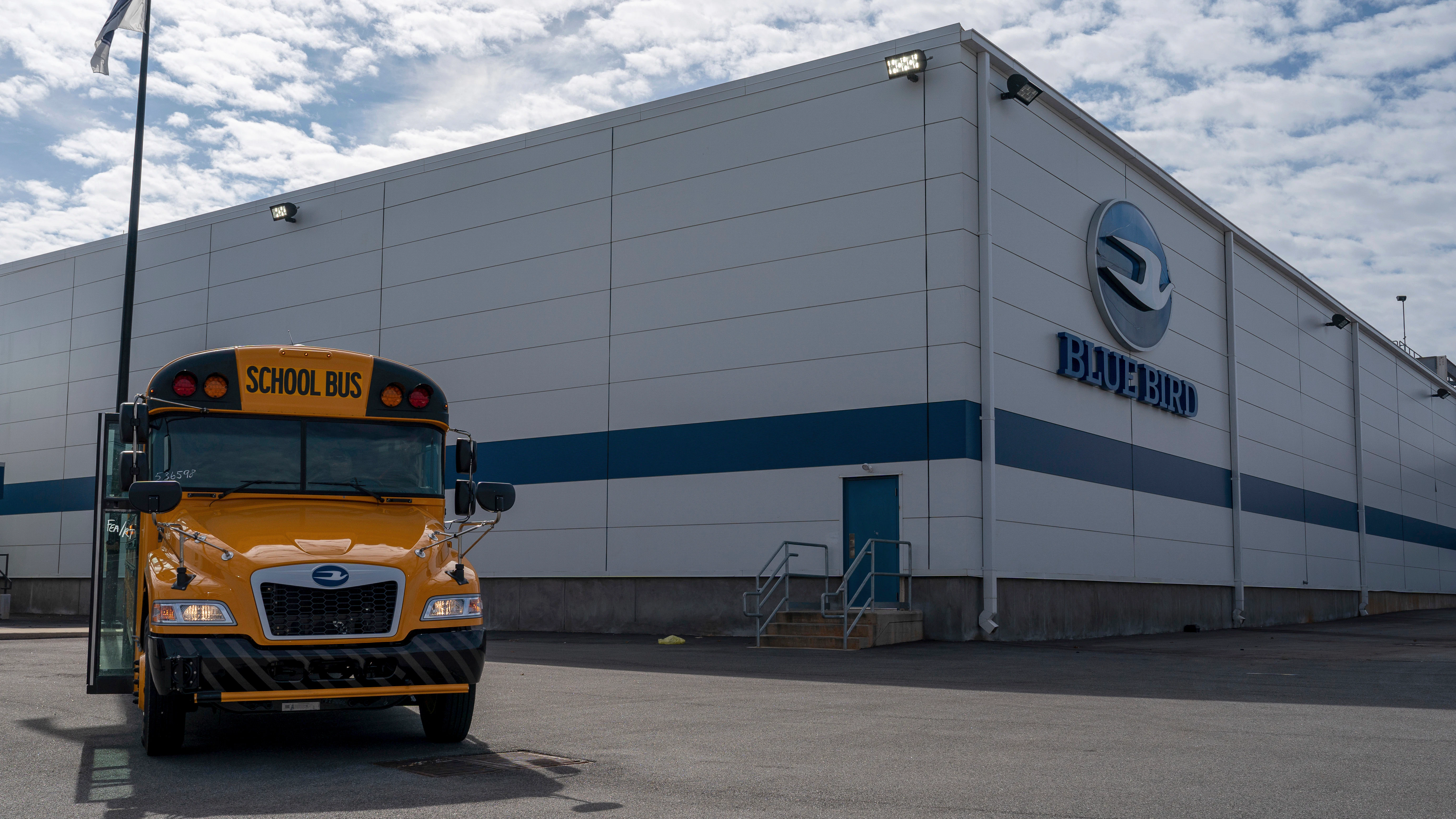 Workers at Georgia School Bus Maker Blue Bird Approve Their First Union Contract - Vimarsana News