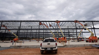 JLG lifts are operated outside a Hanwha QCells Solar plant.