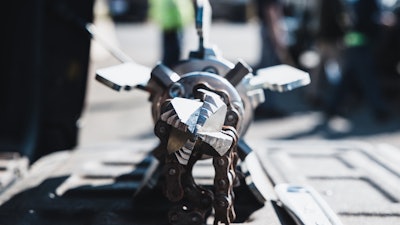 Featuring reinforced chains and no parts that can cause “lock down,” the chain cutter nozzle internals run smoothly, eliminating deposits and incrustations of all kinds.