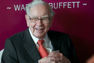 Warren Buffett, chairman and CEO of Berkshire Hathaway, smiles as he plays bridge following the annual Berkshire Hathaway shareholders meeting in Omaha, Neb., May 5, 2019.